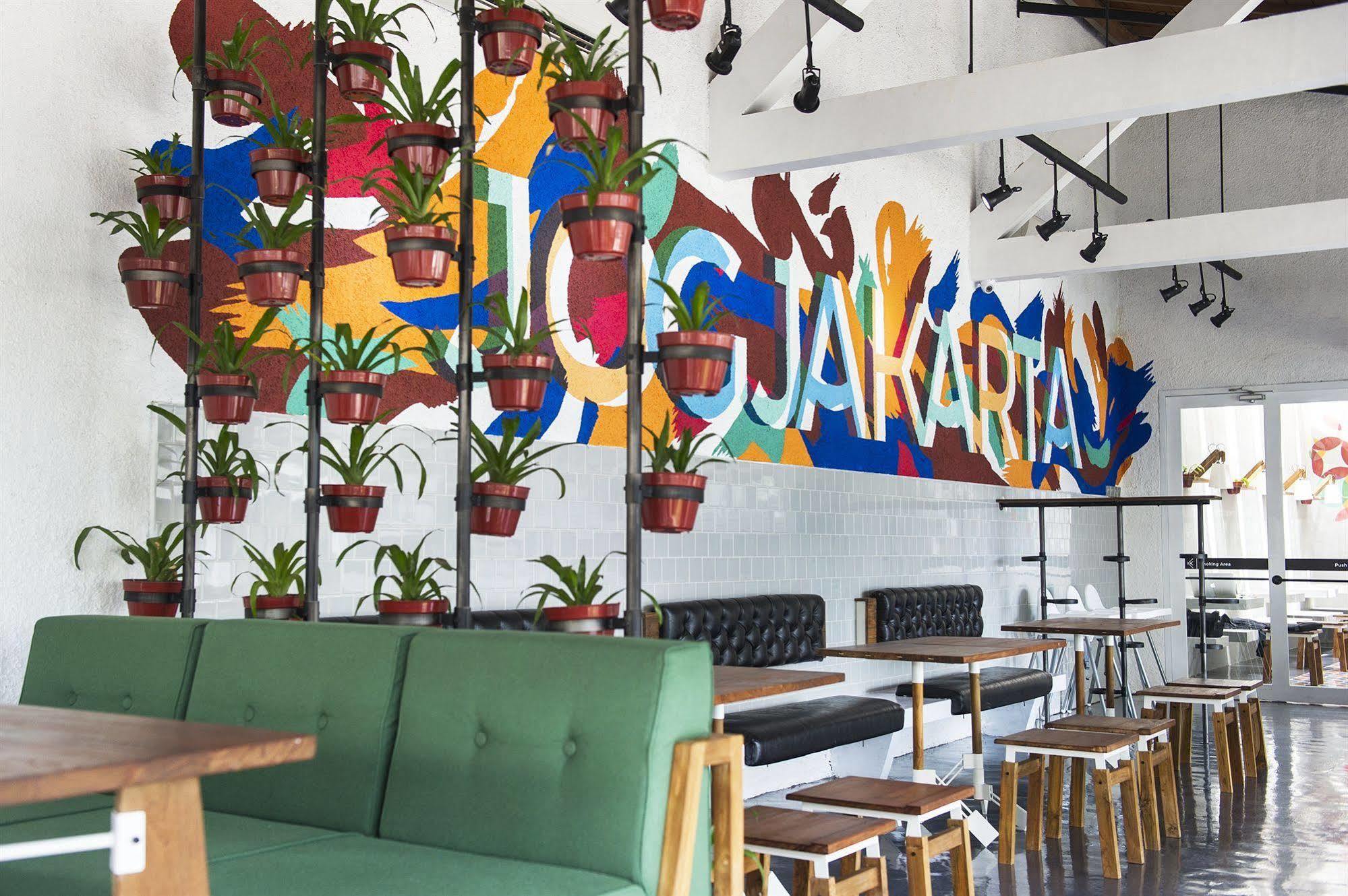 Lokal Hotel & Restaurant Yogyakarta Extérieur photo